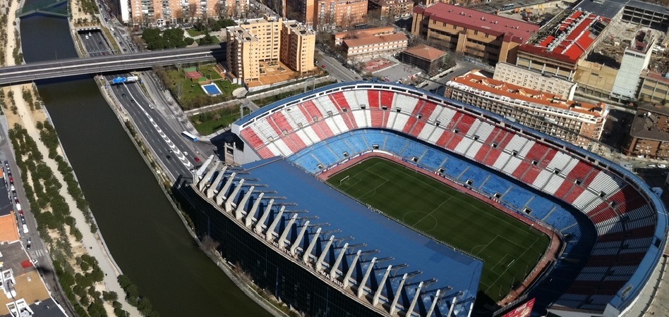 Del Calderón a Les Corts: ‘pelotazos’ del fútbol a la red del residencial español